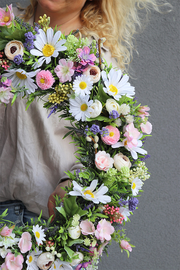 Majowa Ulesina, wianek kwiatowy ze stokrotkami