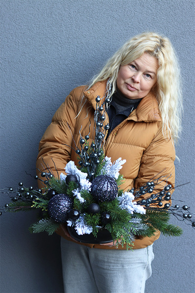 Zima w Granacie, świąteczna kompozycja nagrobna w misie