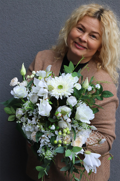 Gredara Silver, biała kompozycja kwiatowa