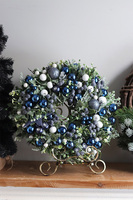 Granatowa Zima Blue, świąteczny wianek z bombkami