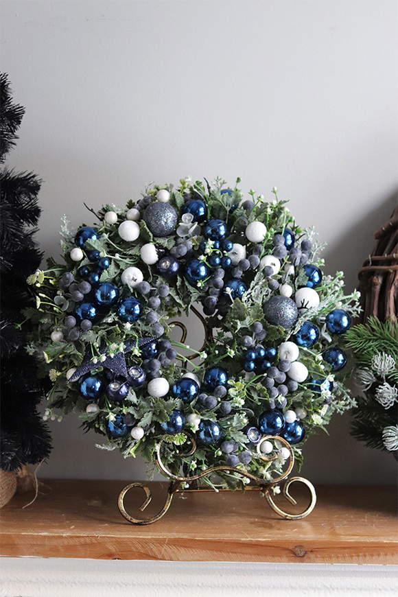 Granatowa Zima Blue, świąteczny wianek z bombkami