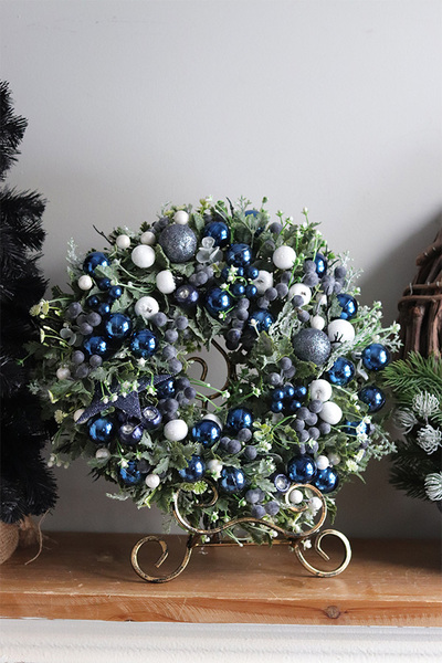 Granatowa Zima Blue, świąteczny wianek z bombkami