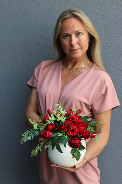 Czerwień Miłości, kompozycja z róż w białej kuli