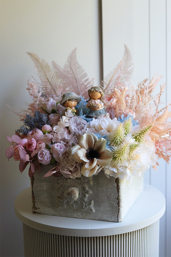 Dzieci z Kwiatami, kompozycja kwiatowa w szufladzie