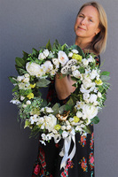 Angela Bialena, biały wianek z kwiatami, śr.48cm