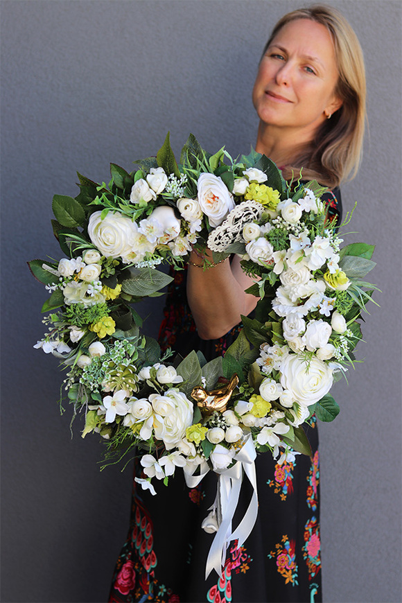 Angela Bialena, biały wianek z kwiatami, śr.48cm 