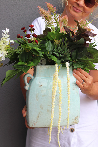 Green World Laos, kompozycja kwiatowa z proteą	