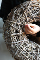 Brokatowy, zimowy drewniany wianek z kuleczkami, śr.34cm