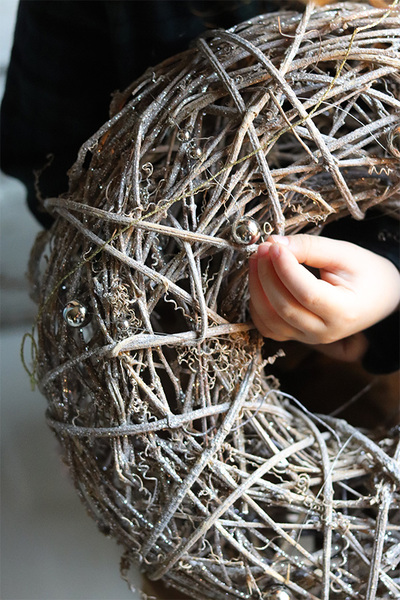 Brokatowy, zimowy drewniany wianek z kuleczkami, śr.34cm