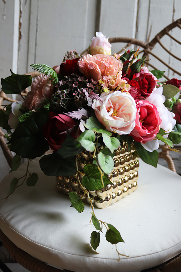 Barbara 2, kompozycja kwiatowa w złotej donicy, wym.34x36cm 