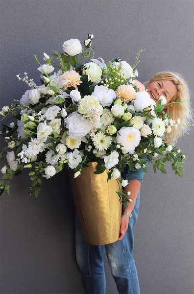 Sakramento Złota Bajka, kompozycja kwiatowa w złotym naczyniu, wym.115x100cm 