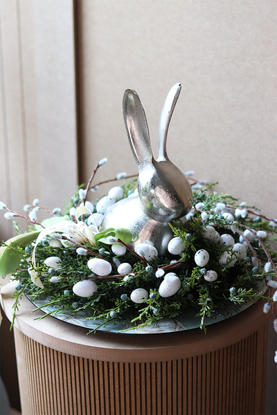 Kreolia Boston, stroik wielkanocny na talerzu z zającem