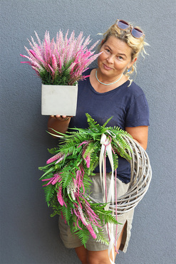 Wrzosy Pink Concrete, kompozycja kwiatowa w betonowej donicy, wys.43cm