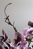 Purple Fantasy, fioletowy sztuczny storczyk w czarnej donicy