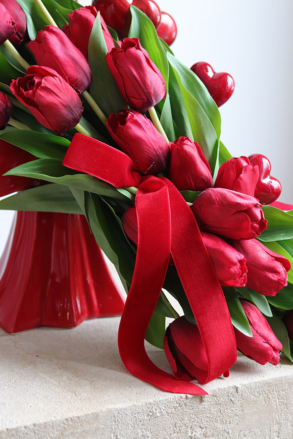 Kokarda Amore, walentynkowa kompozycja z czerwonych tulipanów