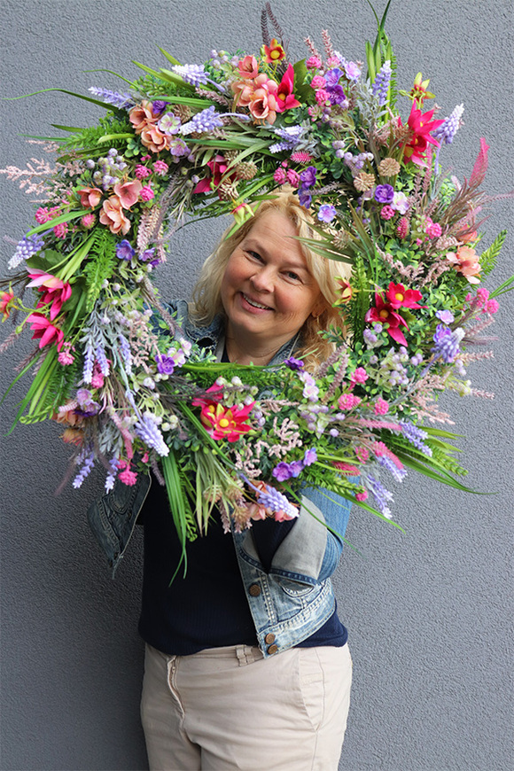 Wichry Namiętności, kwiatowy wianek dekoracyjny
