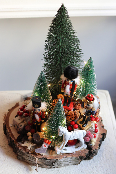 Dziadki w Lesie, scenka świąteczna na brzozie