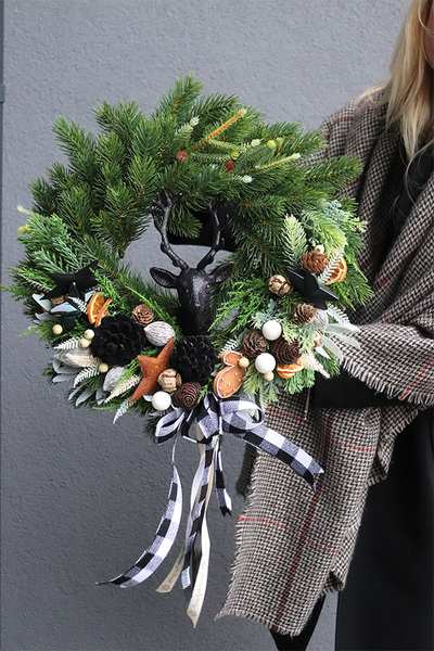 Czarny Renifer Industrial, wianek świąteczny