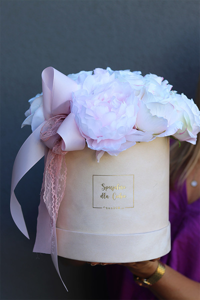 Rosie Pink, welurowy flowerbox z wysokiej jakości kwiatami, wys.27cm