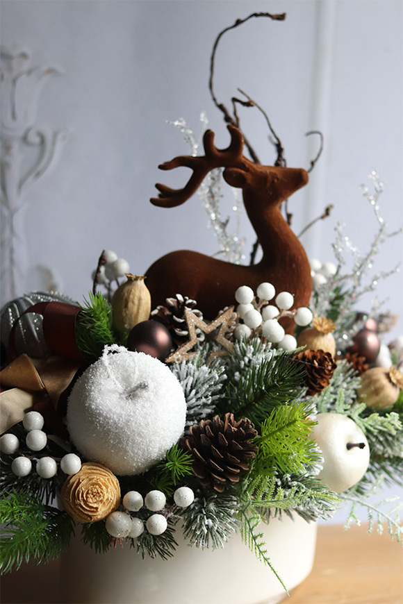 Brązowy Renifer, świąteczny stroik z figurką