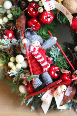 Narciarze Laleczki, świąteczny wianek na drzwi, śr.26cm