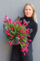 Volcan Magenta Tulips, kompozycja nagrobna w misie