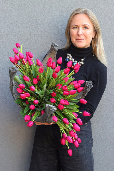 Volcan Magenta Tulips, kompozycja nagrobna w misie