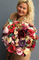 Bellissa, kompozycja kwiatowa w złotej misie