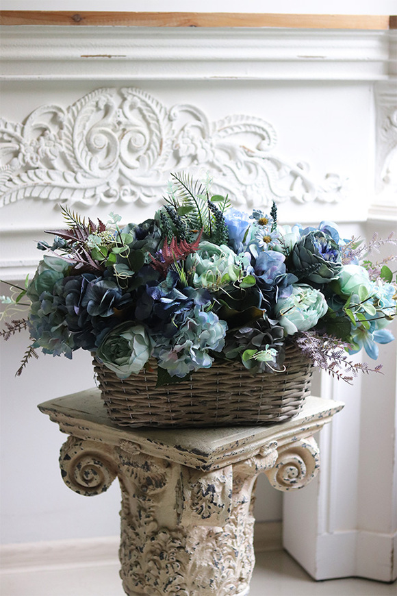 Blue Flowers, kompozycja kwiatowa w koszu