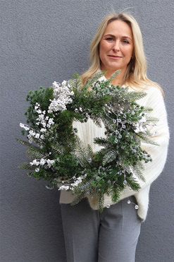 OD RĘKI Winter Home, zimowy wianek z ostrokrzewem, śr.50cm