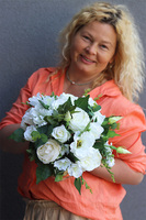 Bella Bianco, kompozycja kwiatowa w złotym naczyniu