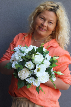 Bella Bianco, kompozycja kwiatowa w złotym naczyniu, wys.28x40cm