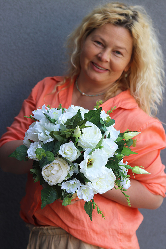 Bella Bianco, kompozycja kwiatowa w złotym naczyniu