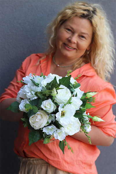 Bella Bianco, kompozycja kwiatowa w złotym naczyniu