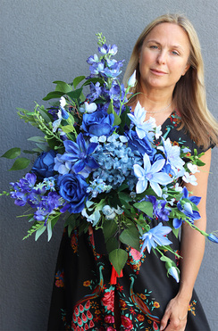 Blue Berra, niebieski bukiet nagrobny we wkładzie, dł.60cm 