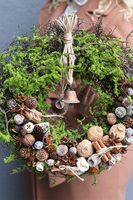 Nuts, zimowy wianek na drzwi