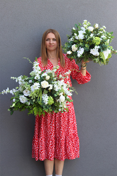 Leduncja 2, kompozycja kwiatowa na podstawce welurowej