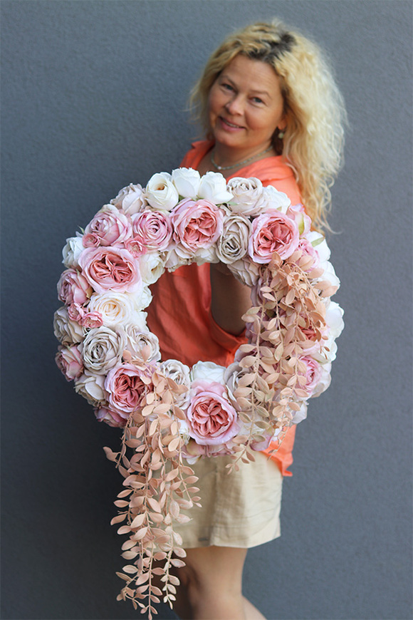 Rosa Italia, piękny kwiatowy wianek na drzwi