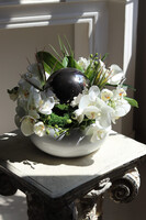 Dekoria Round, kompozycja kwiatowa w białej misie