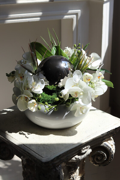 Dekoria Round, kompozycja kwiatowa w białej misie