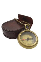 kompas mosiężny w skórzanym etui o wym. 6x6x3cm