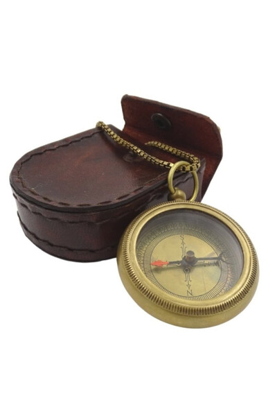 kompas mosiężny w skórzanym etui o wym. 6x6x3cm