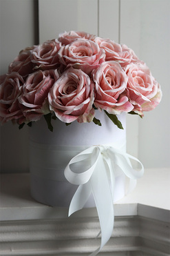 Rosana Benita, flowerbox różany z kokardą, wys.38cm