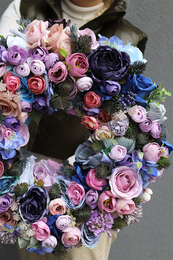 Pranella Navy, efektowny wianek z niebieskimi różami