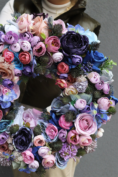 Pranella Navy, efektowny wianek z niebieskimi różami