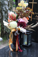 Lefrata, bukiet nagrobny z czosnkiem, magnolią i kuflikiem