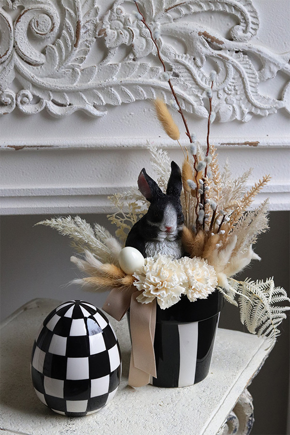 Alice Black Easter, stroik wielkanocny z zajączkiem