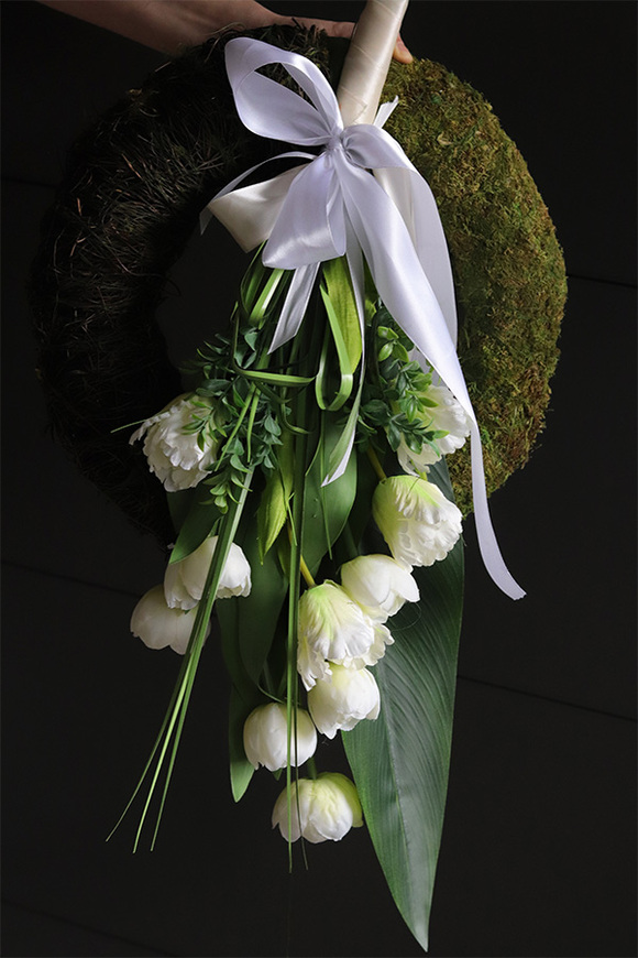 Jevina White Tulips, wieniec nagrobny z białymi kwiatami
