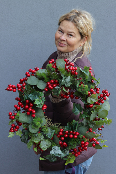 Leśny Klasyk, zimowy wianek z czerwonymi owocami