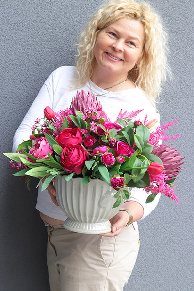 Velvet Malina Gaina, kompozycja kwiatowa z proteą